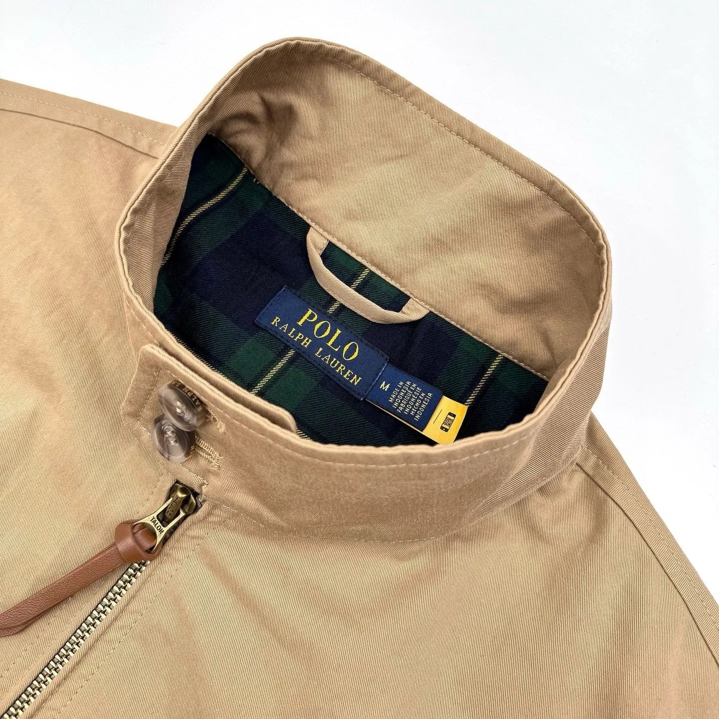 P520 Exclusive supply] Ralph Lauren pony embroidered zipper jacket. Original purchase and development for 2,990. The fabric is made of custom-made fine cotton twill elegant fabric. It is soft and silky, comfortable and close to the skin. It uses khaki as the base color. It is soft and unobtrusive. It just shows a kind of restrained elegance. The exquisite pony logo is embellished. It brings an atmosphere of freedom and vitality. It injects the soul charm of the brand. It outlines a tall and straight figure with simple and smooth lines. A unique and fashionable masterpiece emerges, using imported machine embroidery technology. Advanced computer control systems and precision mechanical components are used to achieve the iconic pony embroidery operation. High precision. The lines are smooth and delicate. The template machine opens the bag. The preset template guides the position, shape and size of the bag. The accuracy ensures the quality of the bag opening effect. Infrared positioning cutting machine uses infrared transmitters and infrared receivers to achieve precise positioning of materials. The accuracy can reach the micron level. In order to meet the effect of high-precision cutting of plaid alignment, the fabrics have been carefully washed, have a better hand feel, are not easy to deform, are not easy to shrink, are not easy to fade, and maintain long-term beauty. Size:S-M-L-XL